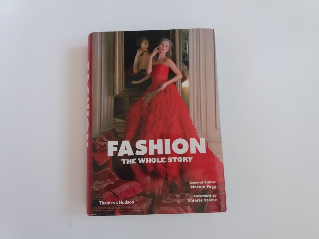 Carte " Fashion the whole story " de Marnie Fogg (in limba engleza)